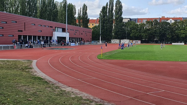 Blick auf die Tartanlaufbahn im Kleinen Stadion am Friedrich-Ludwig-Jahn-Sportpark